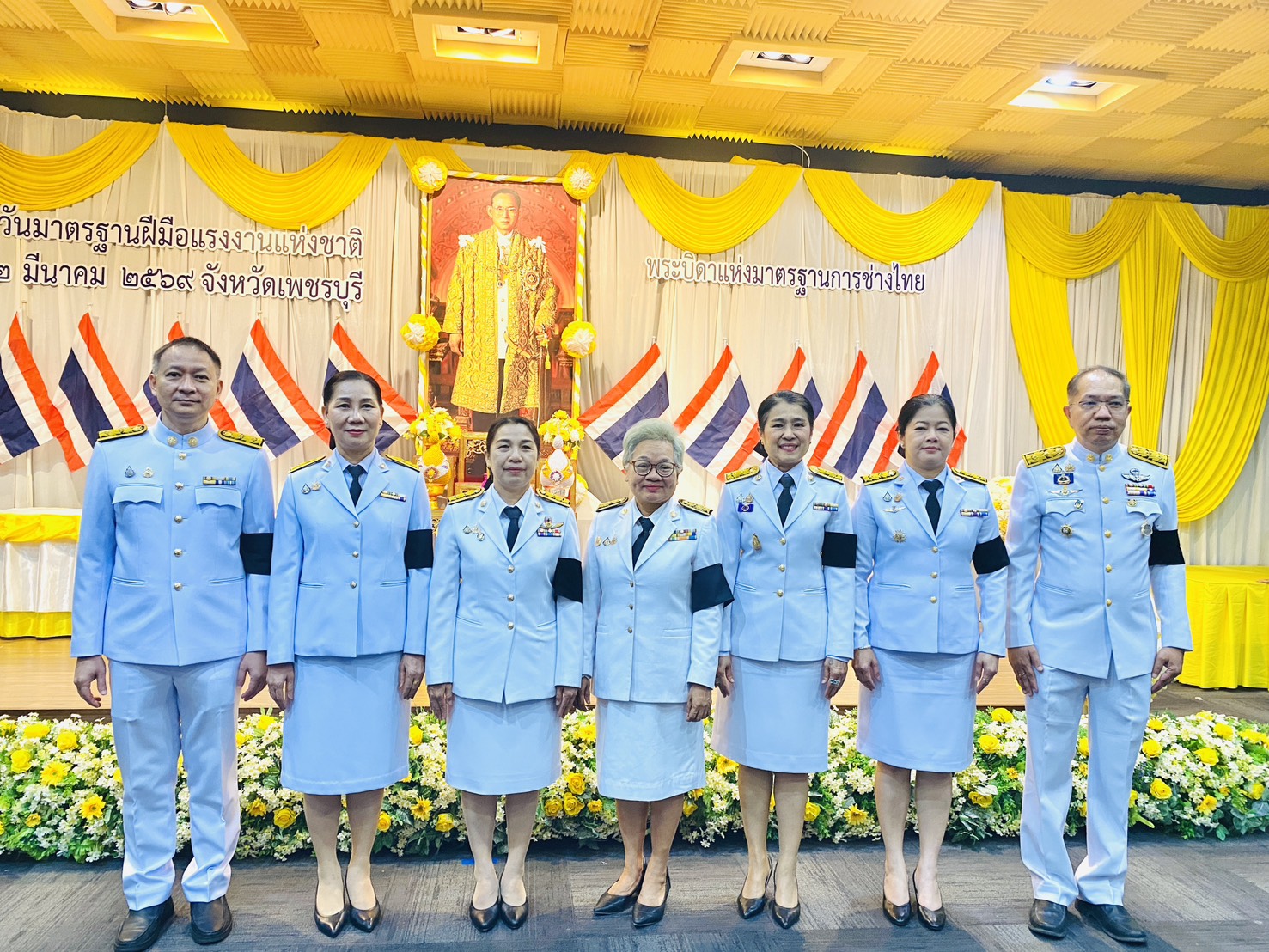 title - ปฏิรูปที่ดินจังหวัดเพชรบุรี พร้อมด้วยเจ้าหน้าที่ ส.ป.ก.เพชรบุรี ร่วมวางพานพุ่มและถวายสักการะแด่พระบาทสมเด็จพระบรมชนกาธิเบศร มหาภูมิพลอดุลยเดชมหาราช บรมนาถบพิตร 